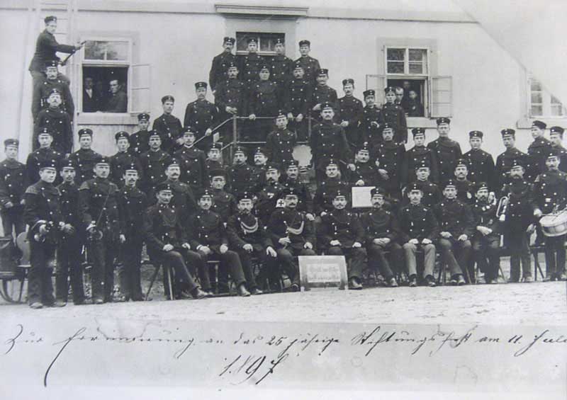 Die historische Aufnahme zeigt die aktiven Feuerwehrmänner aus Helmstadt im Jahr 1897 aus Anlass des 25. Jubiläums der Feuerwehr vor dem Gasthaus „Zur Krone".
